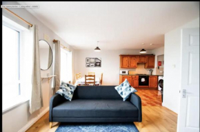 Cosy, Cute and Modern Apartment steps to the beach